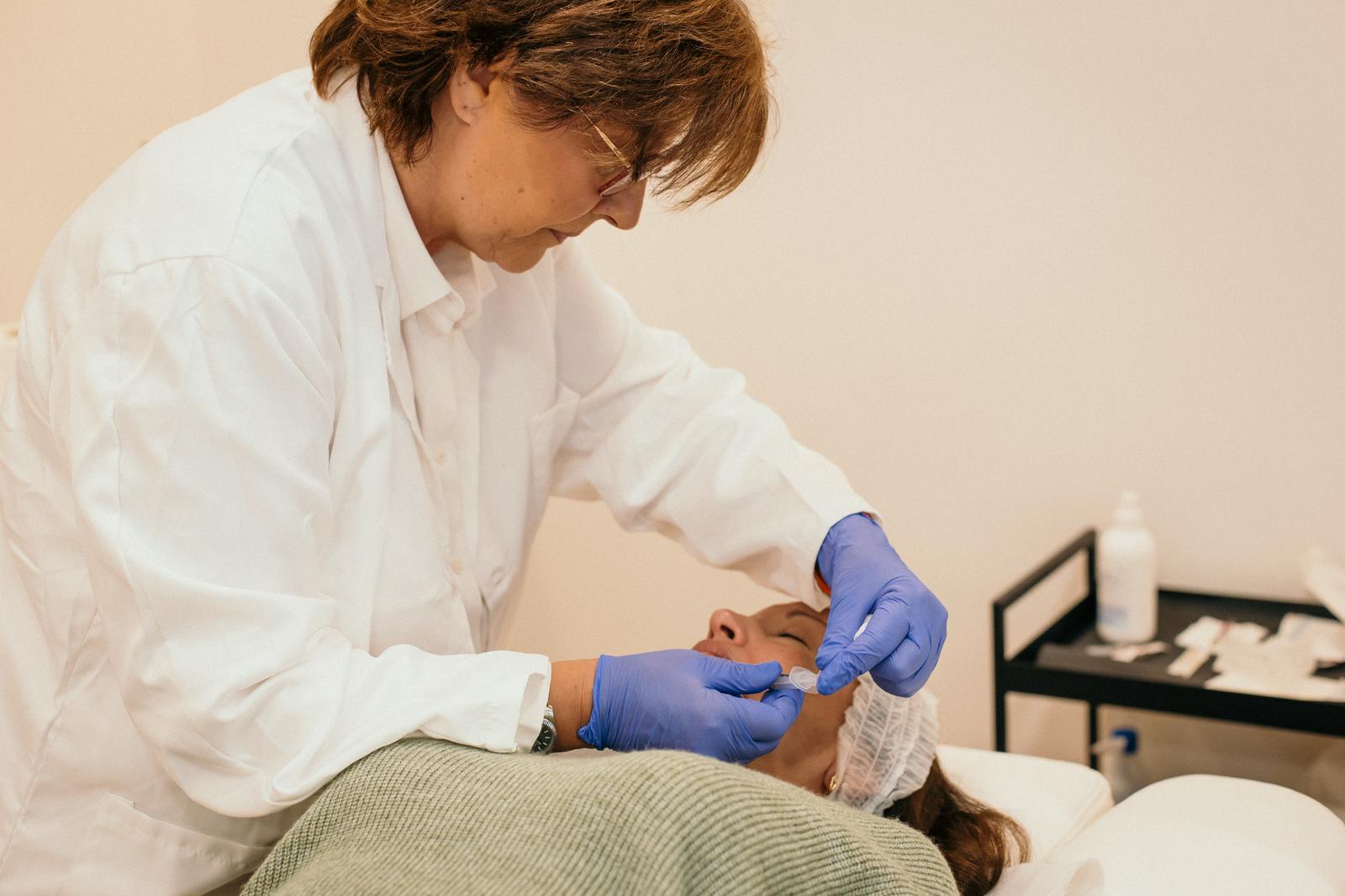 Dra. Cristina Reig Gourlot realizando tratamiento de medicina estética en Oviedo