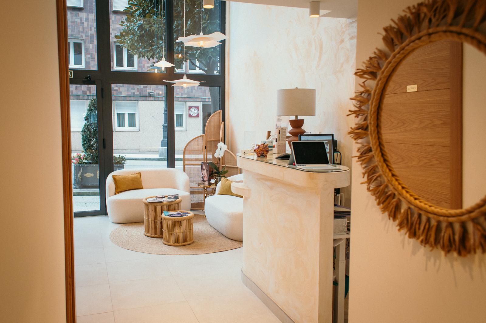 mostrador de la clínica de estética Aria Ania en Oviedo