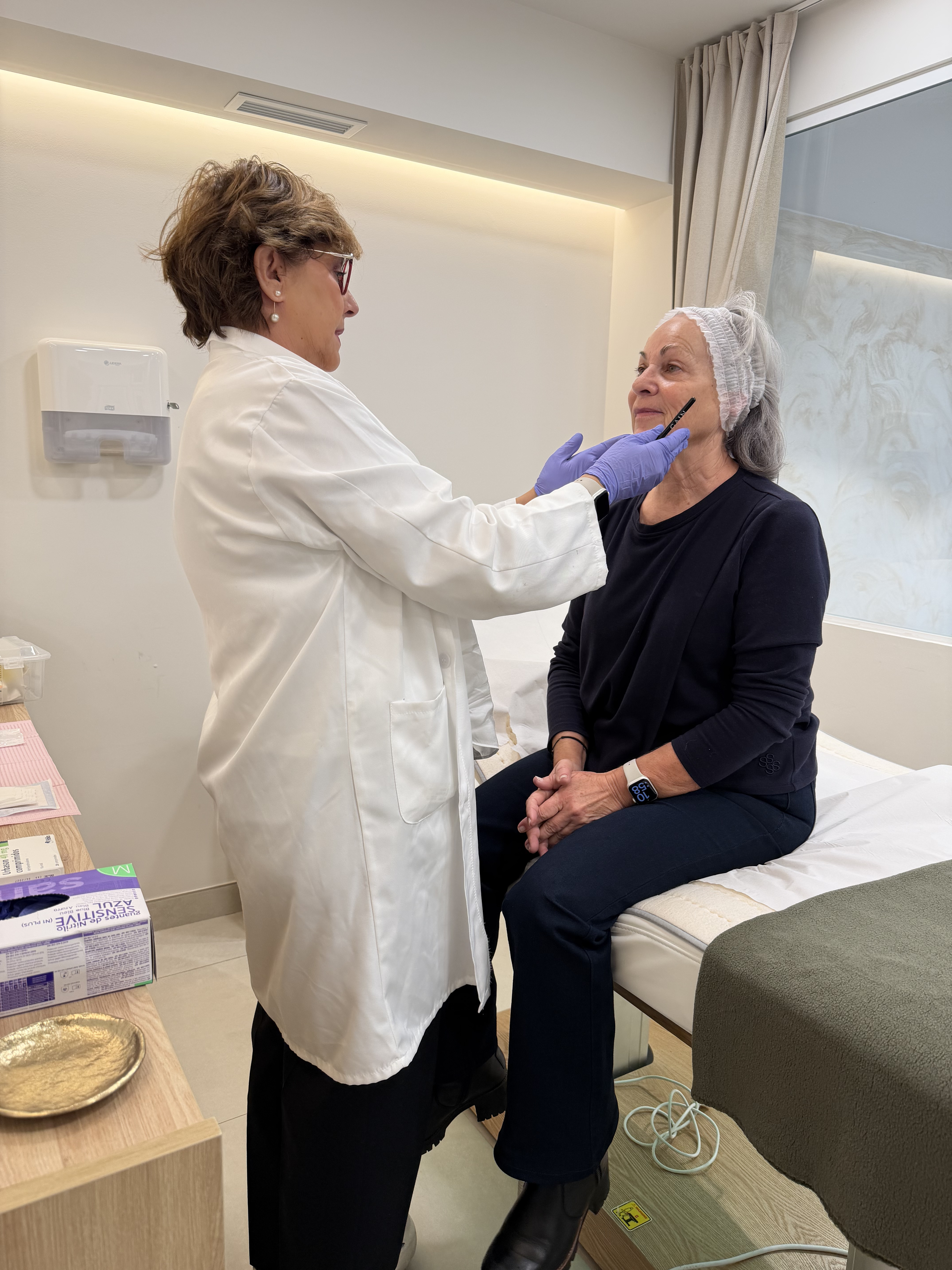 Dra. Cristina Reig Gourlot en consulta de medicina estética en Aroa Ania Oviedo